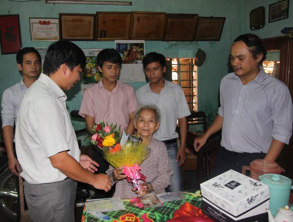 Ông Nguyễn Phú Hà, Chủ tịch Công đoàn Trung tâm, tặng hoa và qùa cho bà Huỳnh Thị Kế, mẹ liệt sỹ Nguyễn Phú Đoàn, hy sinh ngày 14.3.1988 tại đảo Gạc Ma-Trường Sa.