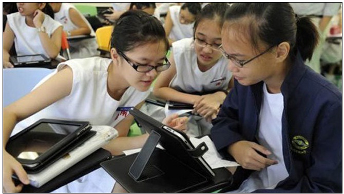 Sinh viên Singapore truy cập Internet bằng Wi-Fi với máy tính bảng tại Đại học Công nghệ Nanyang - Ảnh: AFP