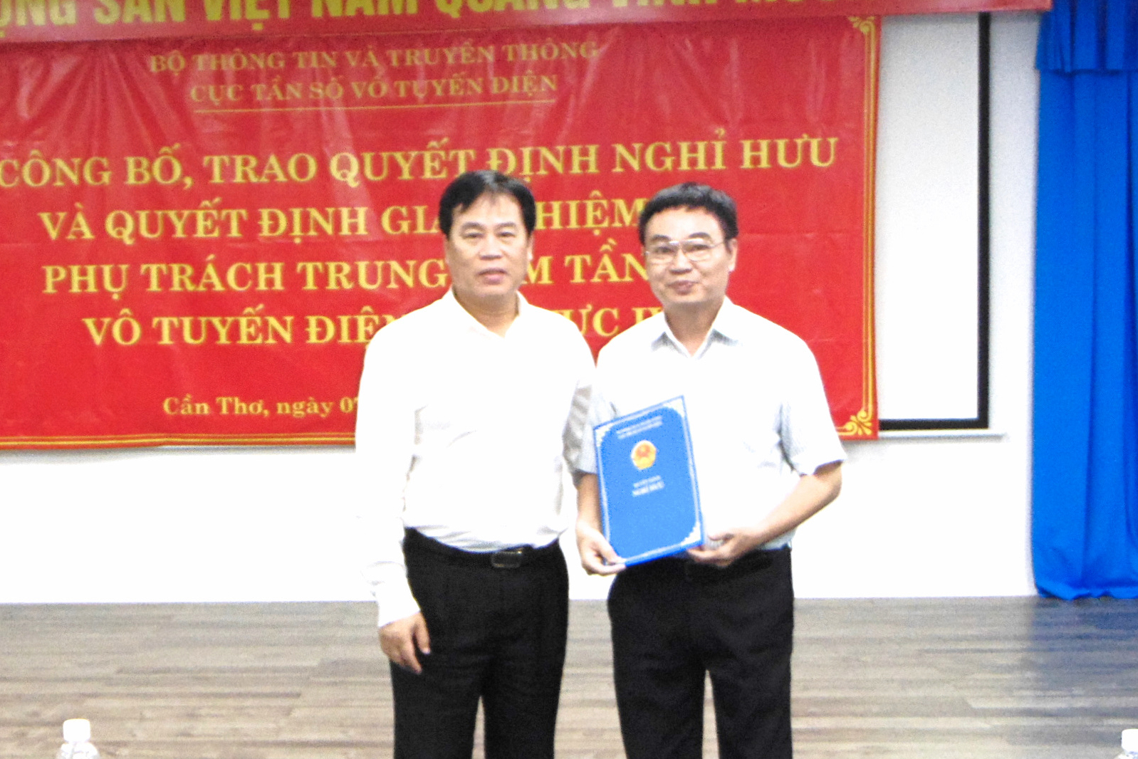 Vụ trưởng Vụ TCCB Phạm Minh Tiến trao Quyết định cho ông Hà Đình Đông