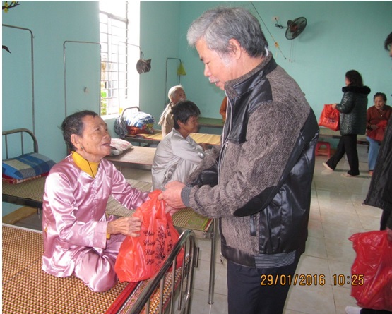 Ông Đào Duy Phúc - Giám đốc Trung tâm Tần số VTĐ khu vực III biếu quà và chúc các cụ tại Trung tâm Bảo trợ xã hội Đà Nẵng khỏe mạnh, đón tết vui vẻ