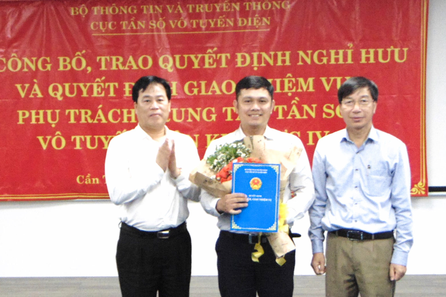 Vụ trưởng Vụ TCCB Phạm Minh Tiến và Cục trưởng Cục Tần số VTĐ Nguyễn Đức Trung trao Quyết định cho ông Lê Bình Hòa