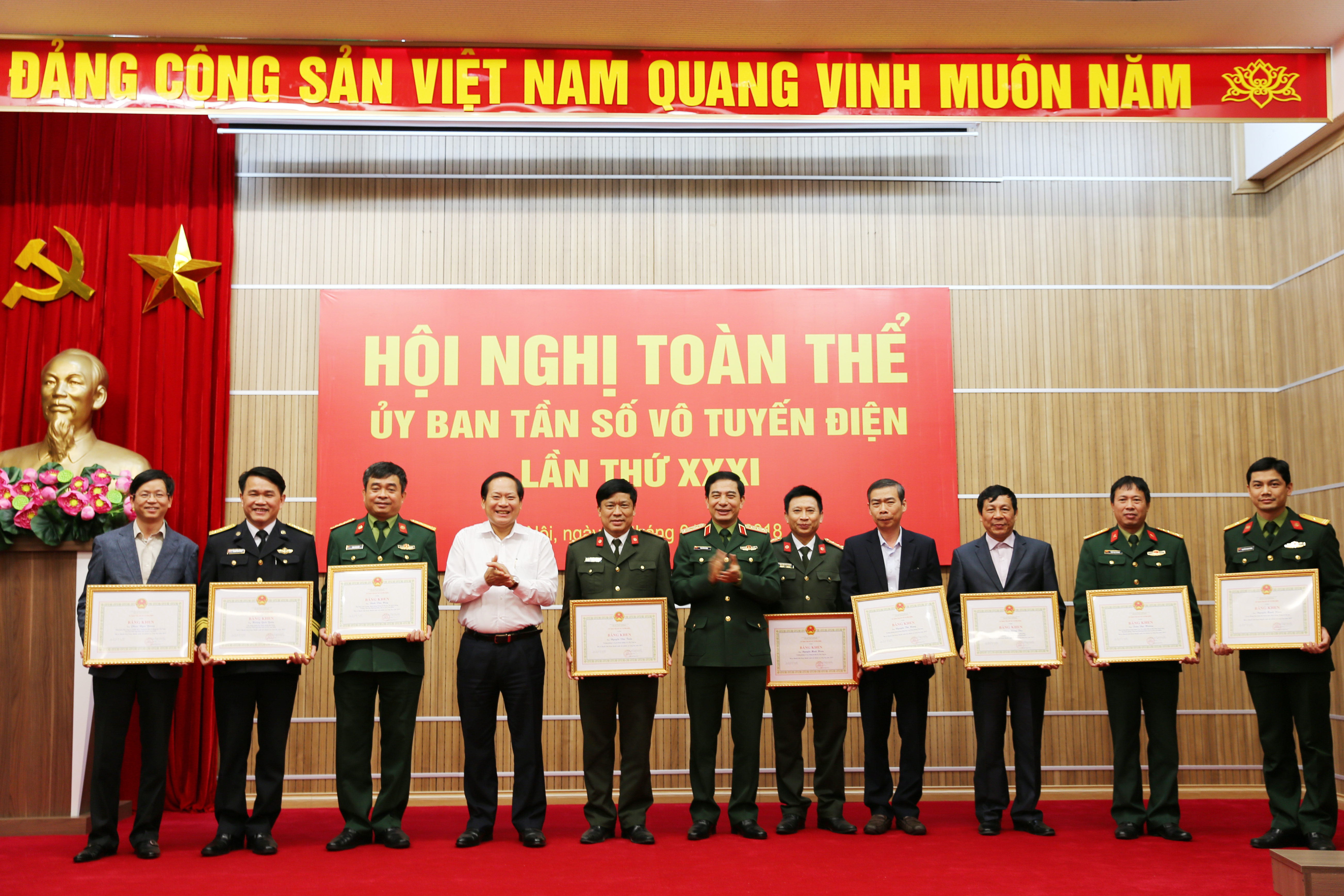 Chủ tịch Trương Minh Tuấn và Phó Chủ tịch Phan Văn Giang trao Bằng khen cho các tập thể và cá nhân đã có thành tích hoàn thành xuất sắc nhiệm vụ công tác năm 2017