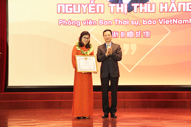 Bộ trưởng trao Bằng khen cho nhà báo Nguyễn Thị Thu Hằng, phóng viên Ban Thời sự, báo VietNamNet