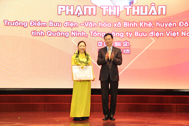 Bộ trưởng trao Bằng khen cho chị Phạm Thị Thuân, Trưởng điểm Bưu điện văn hóa xã Bưu điện TX Đông Triều, Bưu điện tỉnh Quảng Ninh, Tổng Công ty Bưu điện Việt Nam