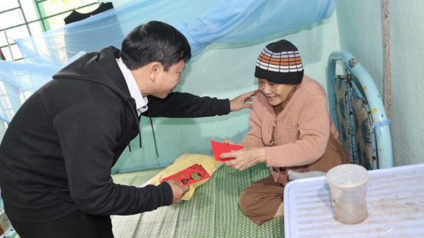 Ông Nguyễn Phú Hà – Phó Giám đốc, Chủ tịch Công đoàn Trung tâm Tần số VTĐ khu vực III tặng bao lì xì cho các cụ