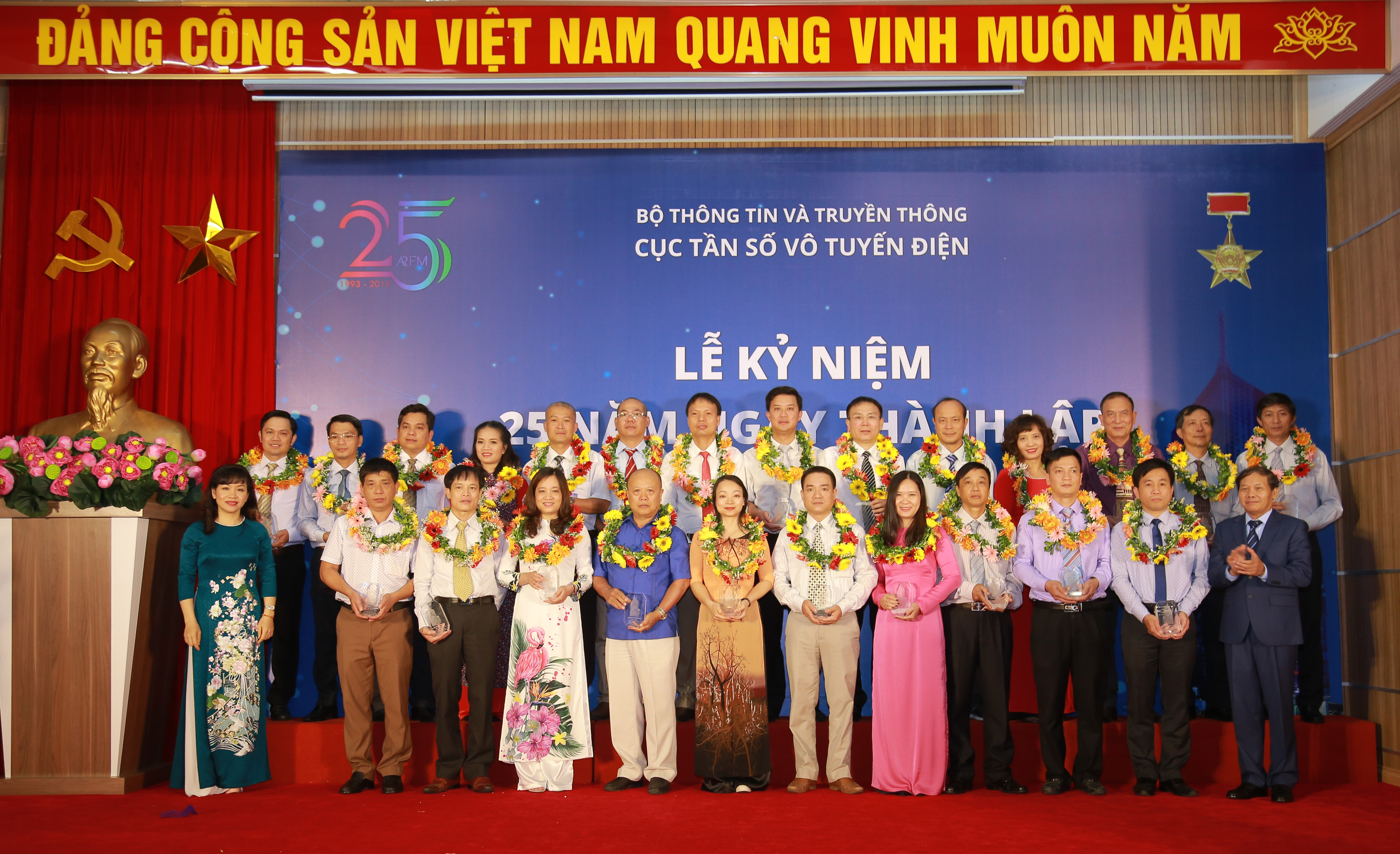 Cục trưởng Đoàn Quang Hoan và Chủ tịch Công đoàn Cục - Phó Cục trưởng Nguyễn Phương Anh tặng hoa và trao kỷ vật lưu niệm cho các CCVC được tôn vinh.