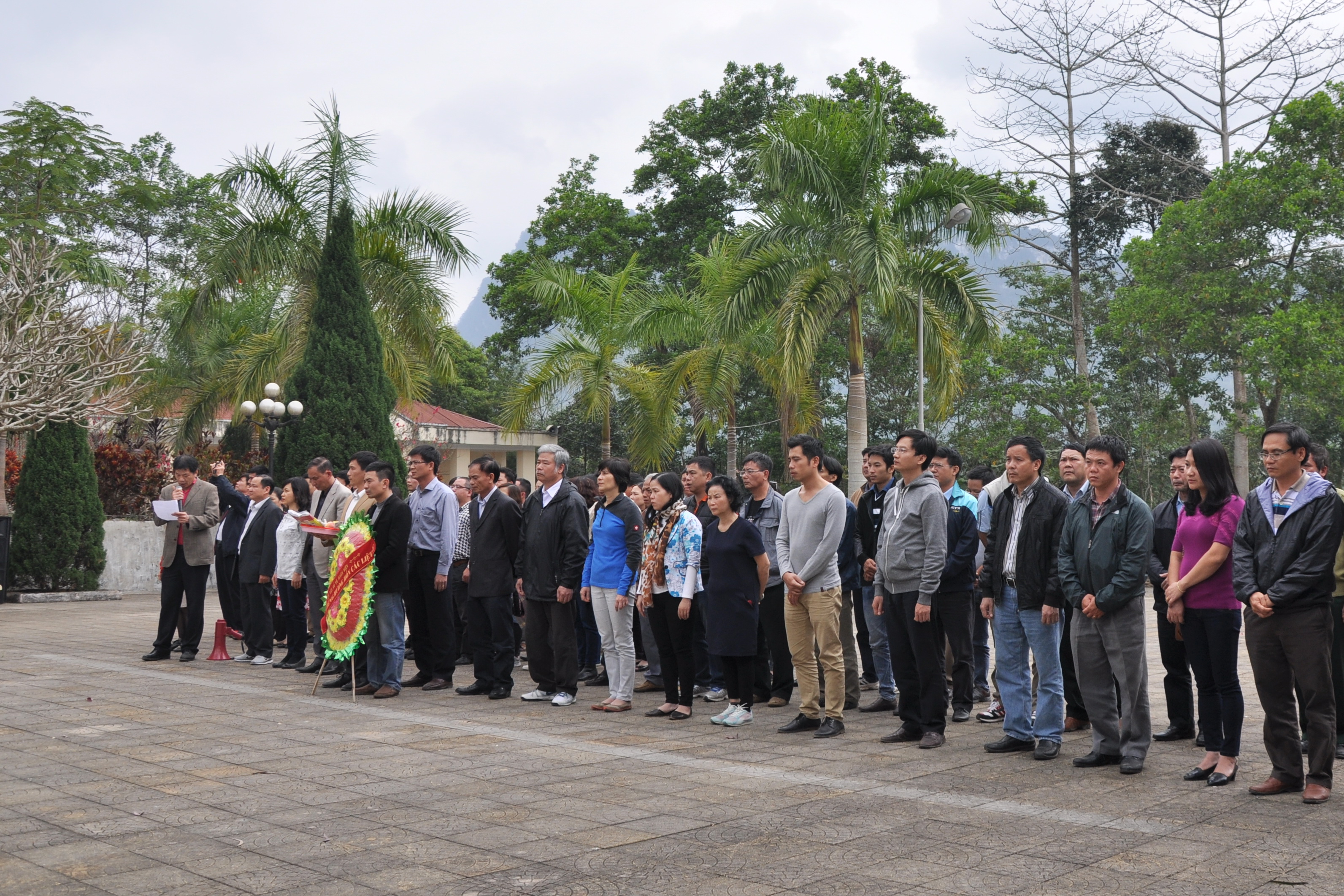 Đoàn dâng hương tưởng niệm tại Nghĩa trang Liệt sĩ quốc gia Vị Xuyên