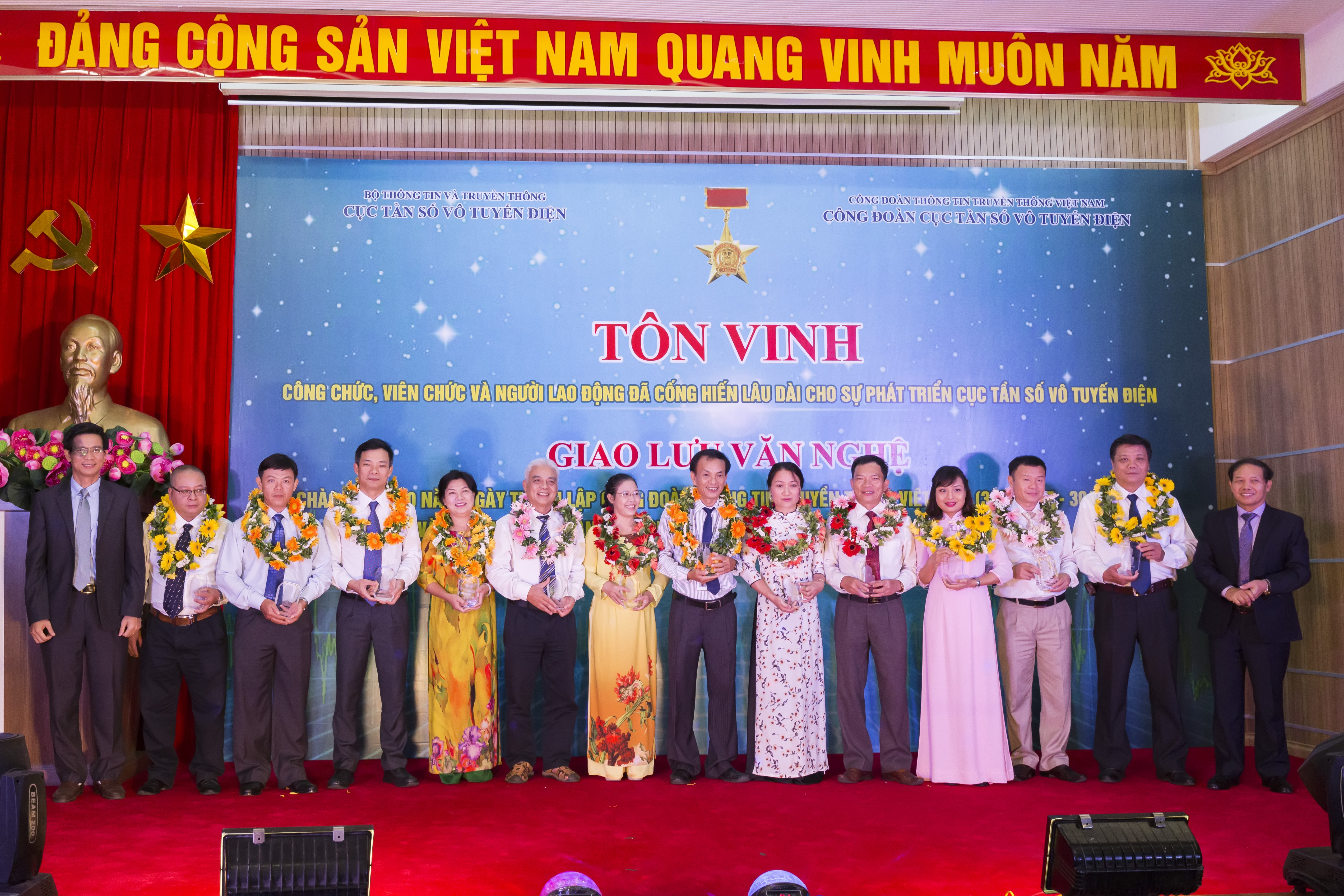 Cục trưởng Đoàn Quang Hoan và Chủ tịch Công đoàn, Phó Cục trưởng Lê Văn Tuấn tặng hoa và kỷ vật lưu niệm cho các CCVC được tôn vinh