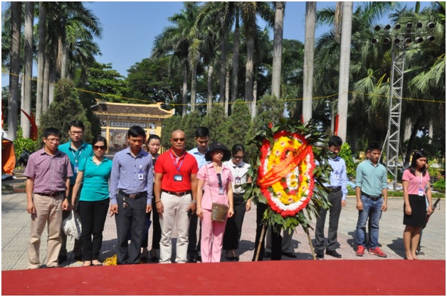 Công đoàn Cục Tần số VTĐ đặt vòng hoa, dâng hương tưởng niệm các Anh hùng liệt sỹ tại Nghĩa trang Liệt sĩ thành phố Hà Nội.