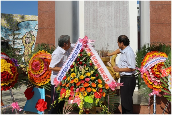 Dâng hương tại Đài Tưởng niệm Liệt sĩ ngành Bưu điện Quảng Nam - Đà Nẵng tại quận Ngũ Hành Sơn, thành phố Đà Nẵng – nơi đây có hơn 600 chiến sỹ giao bưu liên lạc tại khu V - Quảng Đà đã ngã xuống trong 2 cuộc kháng chiến chống Pháp, chống Mỹ.