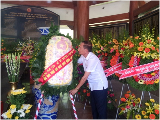 Đặt vòng hoa và dâng hương tại Khu di tích lịch sử Ngã Ba Đồng Lộc, huyện Can Lộc, tỉnh Hà Tĩnh