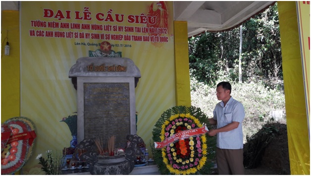 Đặt vòng hoa và dâng hương tại Khu di tích lịch sử Hang Lèn Hà, huyện Tuyên Hóa, tỉnh Quảng Bình