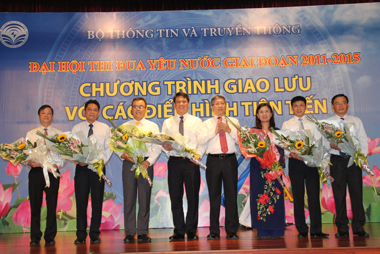 Thứ trưởng Bộ TT&TT Lê Nam Thắng tặng hoa chúc mừng các tập thể dẫn đầu trong phong trào thi đua của Bộ TT&TT giai đoạn 2011-2015