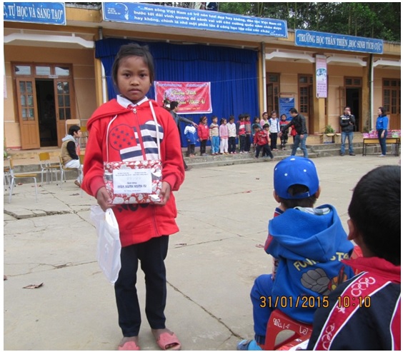 Em Hôih Thị Chia là học sinh giỏi từ lớp 1 đến lớp 5 - Dân tộc CơTu tại buổi nhận quà.