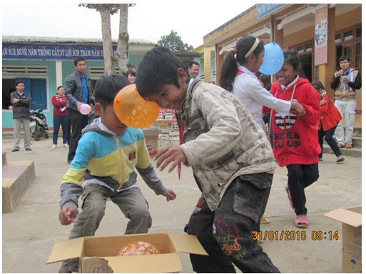 Sôi nổi, hào hứng tham gia trò chơi “Chuyển bóng bằng đầu”