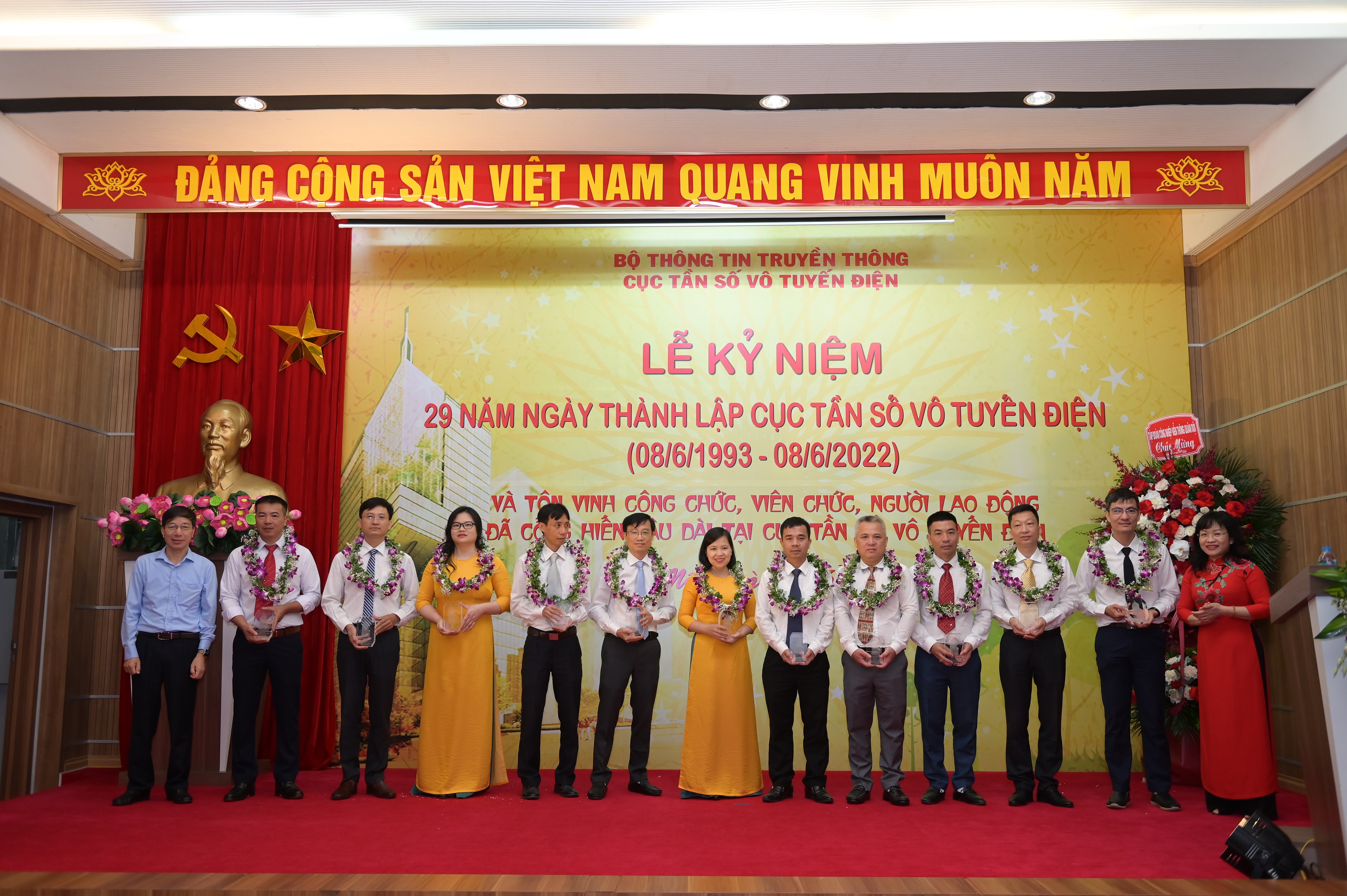 Bí thư Đảng ủy - Cục trưởng Nguyễn Đức Trung và Chủ tịch Công đoàn – Phó Cục trưởng Cục Tần số VTĐ Nguyễn Phương Anh chụp ảnh lưu niệm cùng 12 CCVCNLĐ được tôn vinh, sau khi trao hoa và kỷ vật lưu niệm