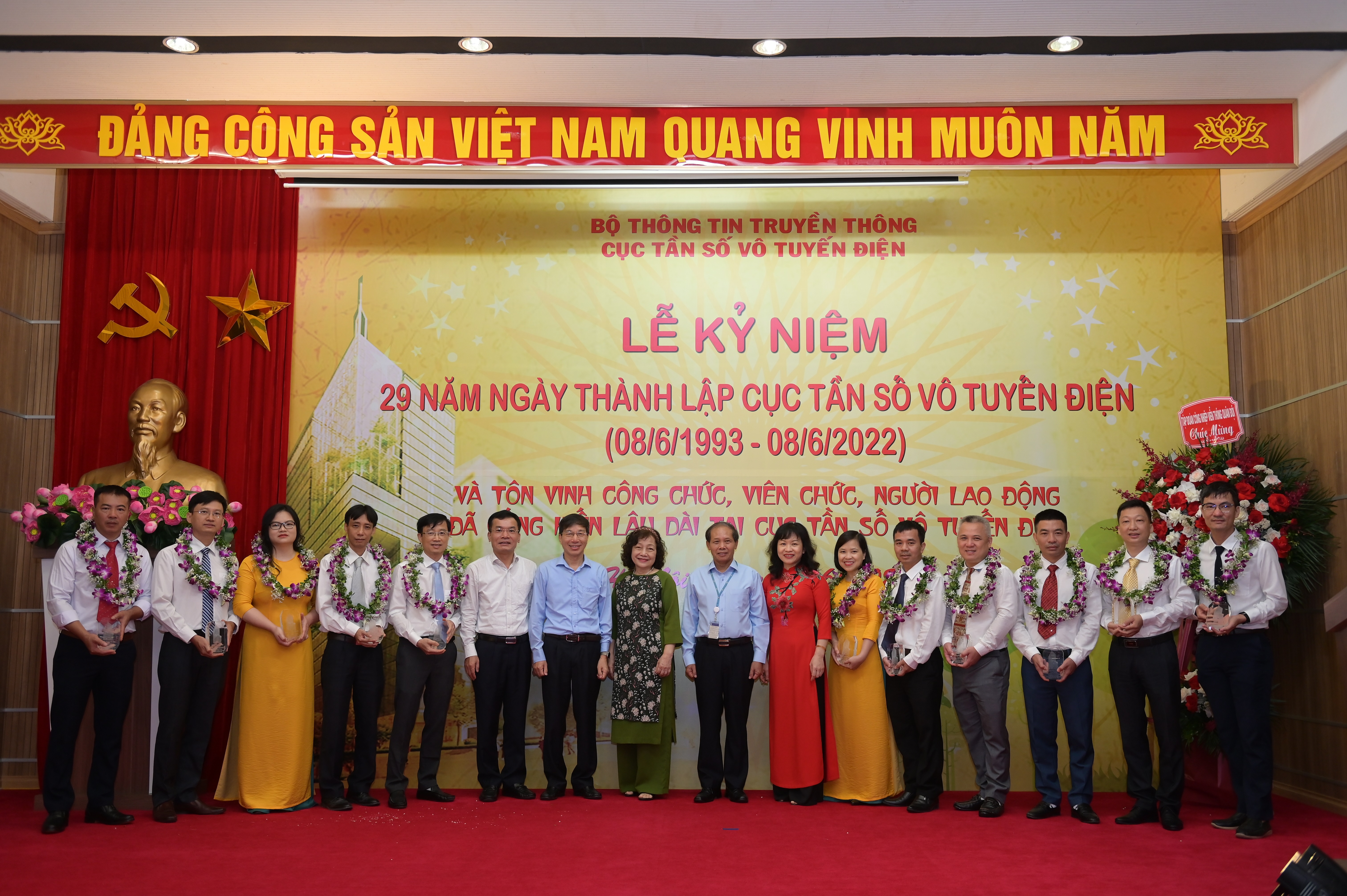  Lãnh đạo Cục và Nguyên Cục trưởng Vũ Thị Bích, Nguyên Cục trưởng Đoàn Quang Hoan chụp hình lưu niệm cùng 12 CCVCNLĐ được tôn vinh