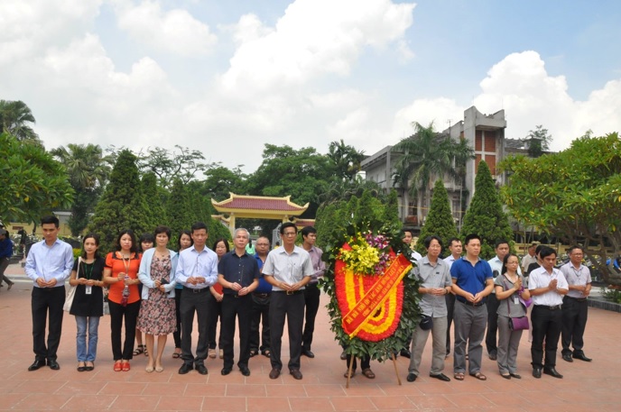 Phó Cục trưởng Lê Văn Tuấn - Chủ tịch Công đoàn Cục và CCVC của Cục đến đặt vòng hoa và dâng hương tưởng niệm các Anh hùng Liệt sĩ tại Nghĩa trang Liệt sĩ Ngọc Hồi, xã Ngũ Hiệp, huyện Thanh Trì, Hà Nội. 