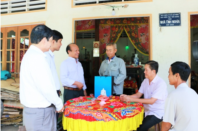 Thăm, tặng quà gia đình ông Nguyễn Văn Bé, đã có công với cách mạng nuôi dấu đội ngũ cán bộ của Đài Vô tuyến điện Xứ ủy Nam Bộ giai đoạn 1955 – 1957 tại Ấp Quang Thọ, xã Quơn Long, huyện Chợ Gạo, tỉnh Tiền Giang