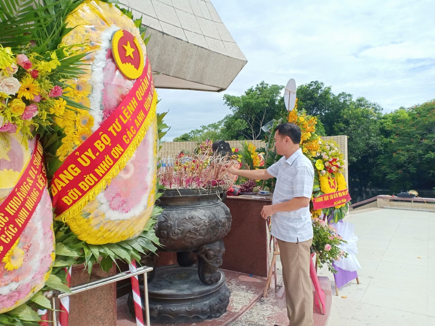 Lãnh đạo Trung tâm VI thắp hương tri ân các Anh hùng Liệt sĩ tại Nghĩa trang Liệt sĩ thành phố Vinh, tỉnh Nghệ An