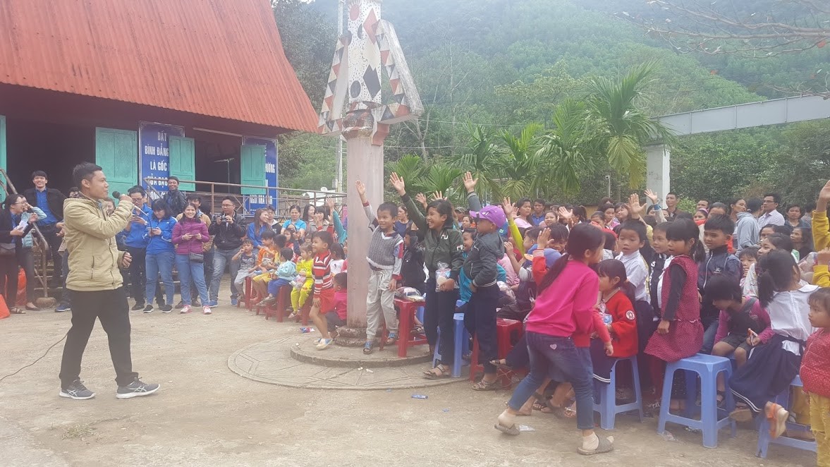 Các em hăng hái giơ tay để tham gia trò chơi