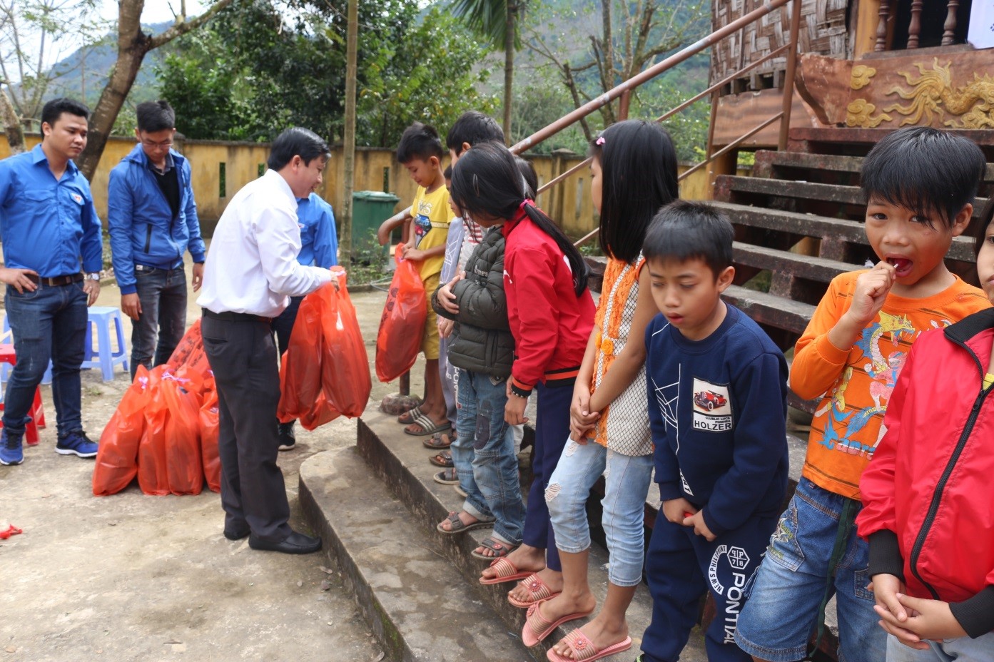 Ông Nguyễn Phú Hà - Phó Giám đốc, Chủ tịch Công Đoàn Trung tâm III tặng quà cho các em học sinh