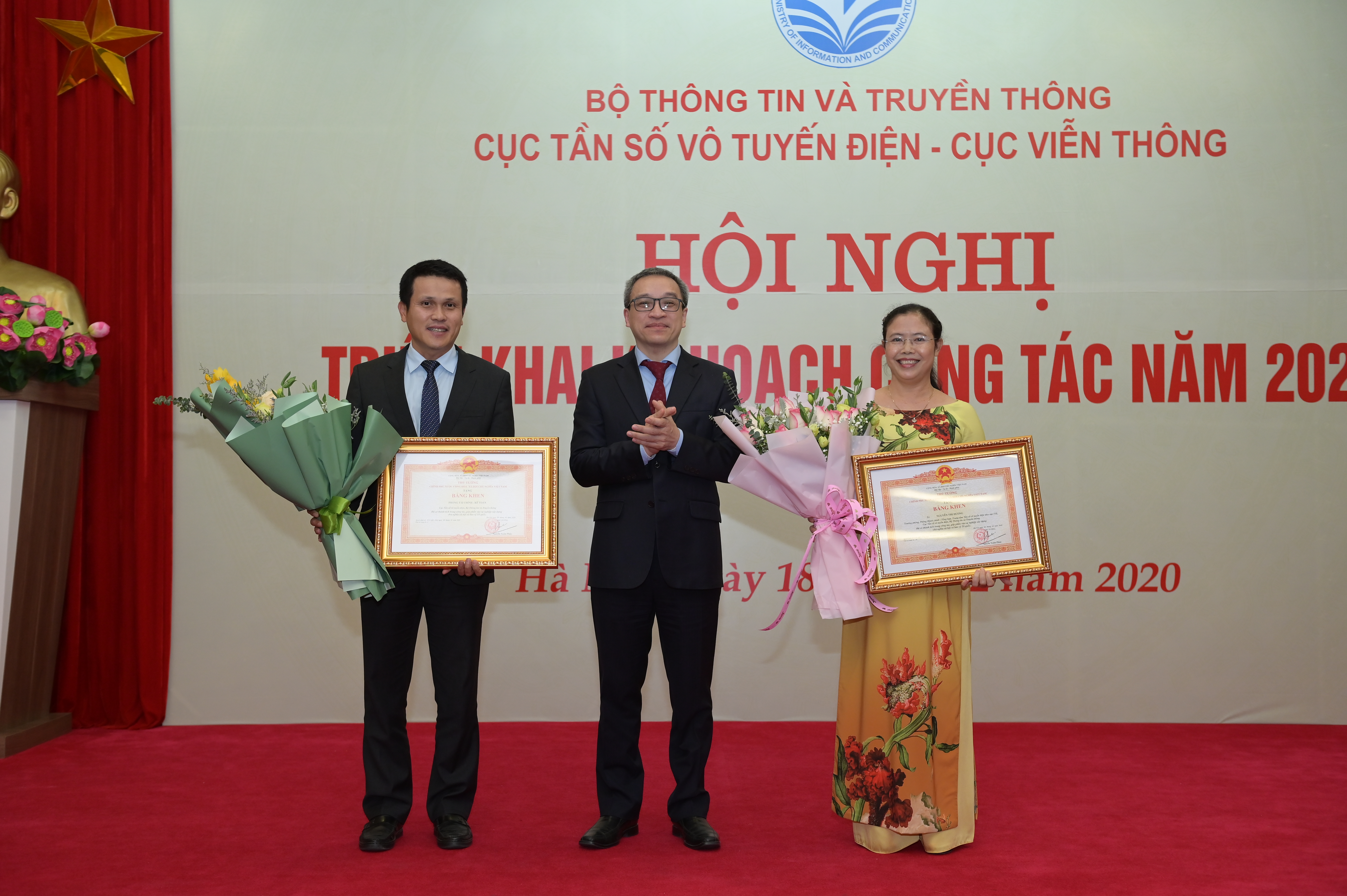 Thứ trưởng Phan Tâm trao Bằng khen của Thủ tướng Chính phủ cho Phòng Tài chính - Kế toán (Cục Tần số VTĐ) và bà Nguyễn Thị Hương - Trưởng phòng HCTH thuộc Trung tâm Tần số VTĐ khu vực VII.