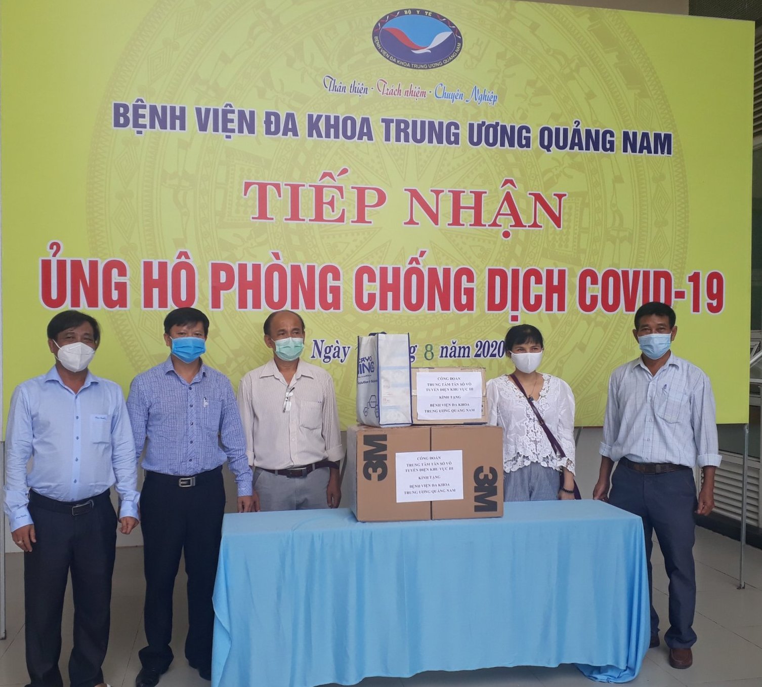 Ông Nguyễn Phú Hà - Phó Giám đốc, Chủ tịch Công đoàn Trung tâm III (thứ 2 từ trái sang) trao tặng quà ủng hộ cho Bệnh viện