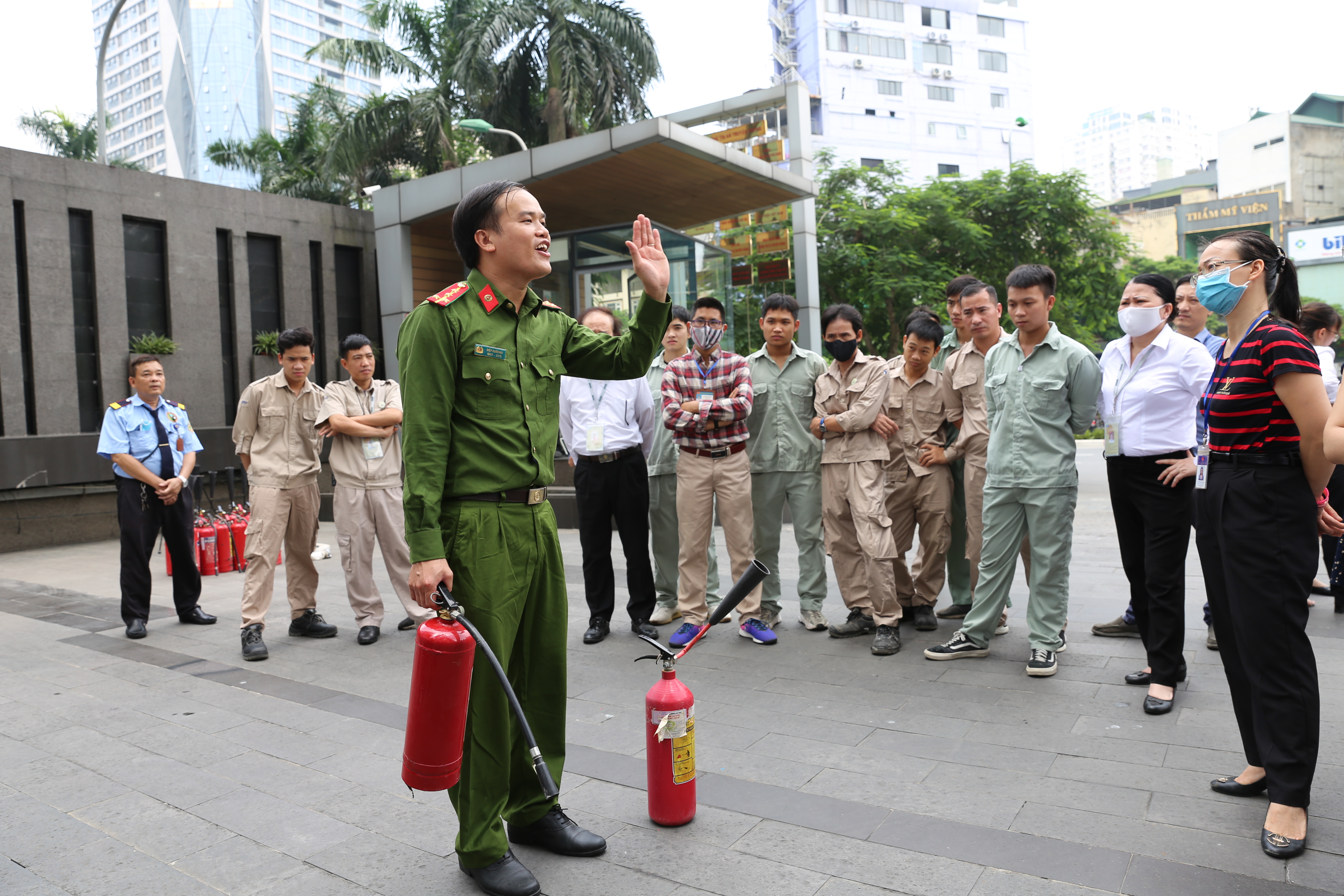 Thạc sĩ – Đại úy Diệp Xuân Hải trực tiếp hướng dẫn thực hành sử dụng bình chữa cháy