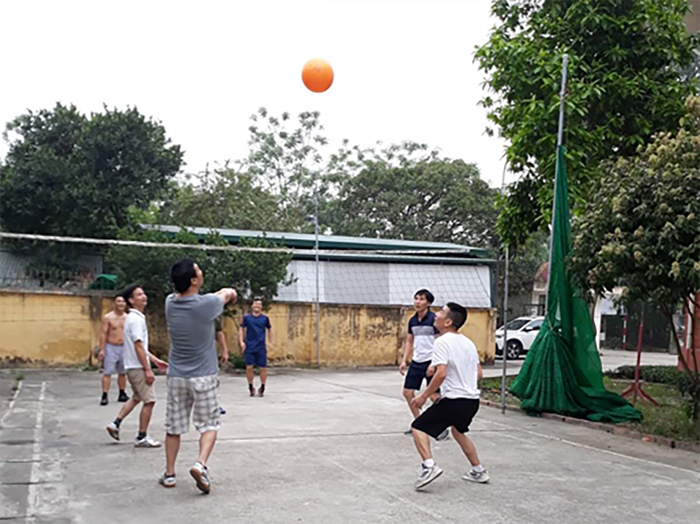 Tại Thành phố Việt Trì, Chi đoàn Trung tâm Tần số VTĐ khu vực VIII tổ chức giao lưu bóng chuyền trong đơn vị.