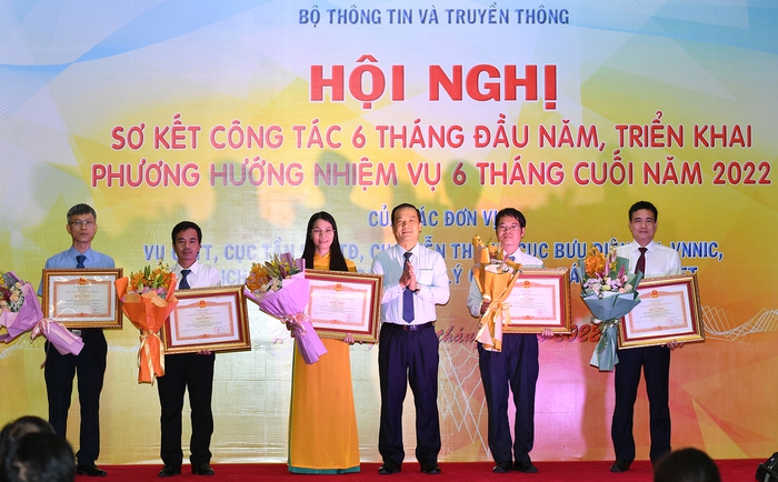 Thứ trưởng Phạm Đức Long trao Bằng khen Thủ tướng cho 01 tập thể và 04 cá nhân thuộc Cục Tần số VTĐ và Cục BĐTW