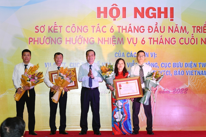 Thứ trưởng Phạm Đức Long trao Huân chương Lao động hạng Nhất cho 02 đơn vị thuộc Cục Tần số VTĐ