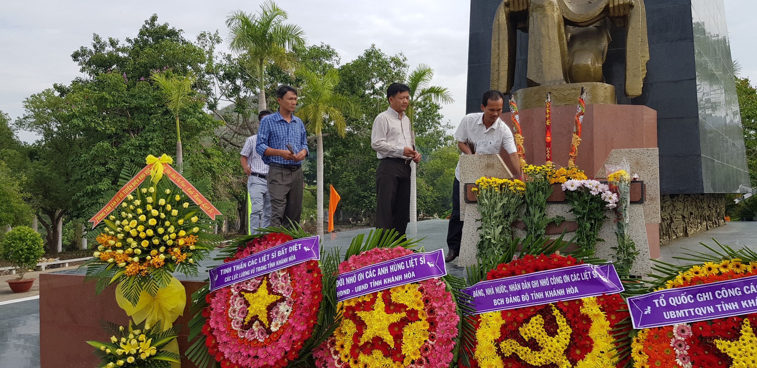 Lãnh đạo và công chức Trung tâm VII dâng hương tại Nghĩa trang Liệt sĩ Hòn Dung, Nha Trang, Khánh Hòa