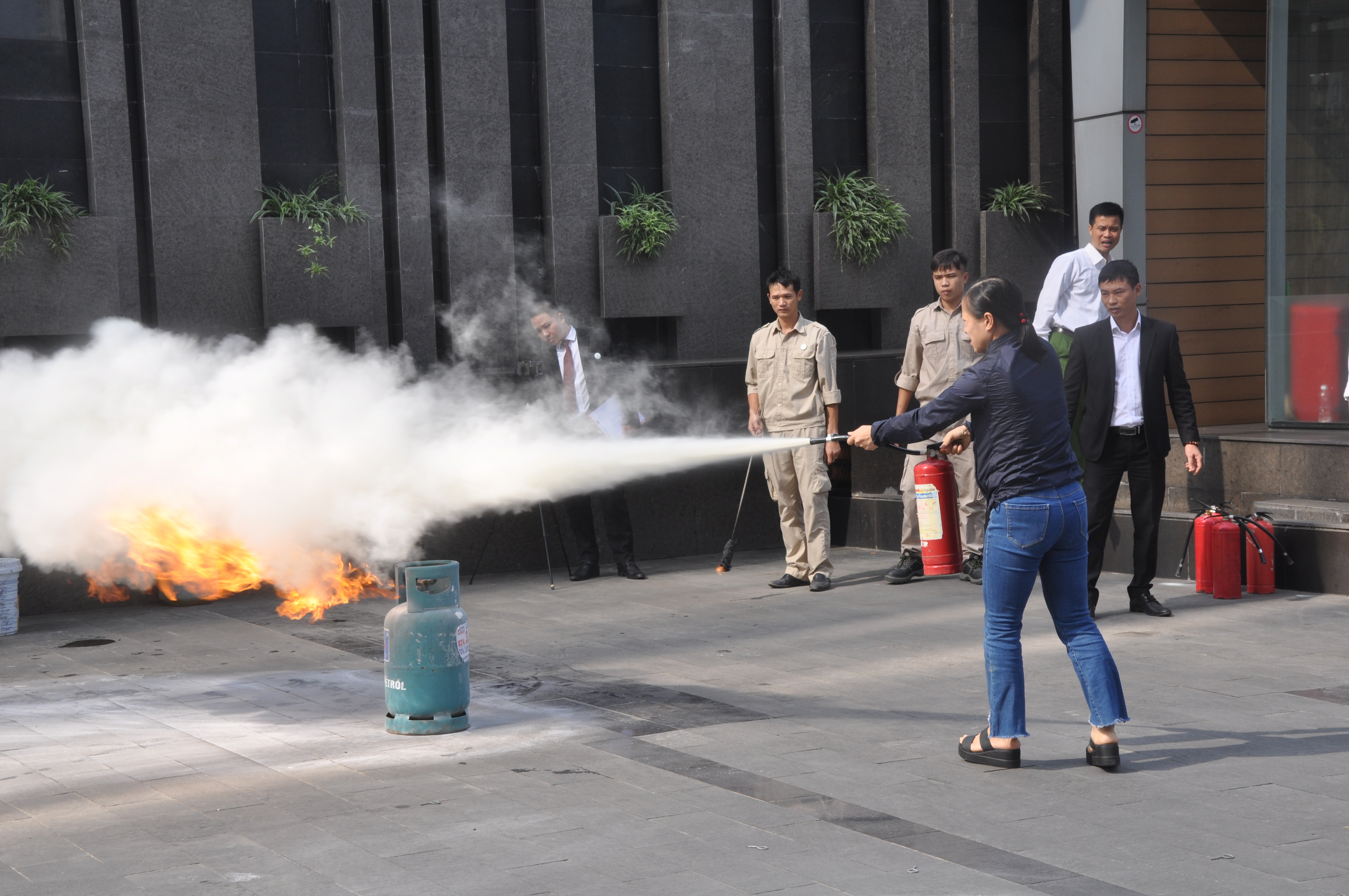 Học viên thực hành chữa cháy bình ga