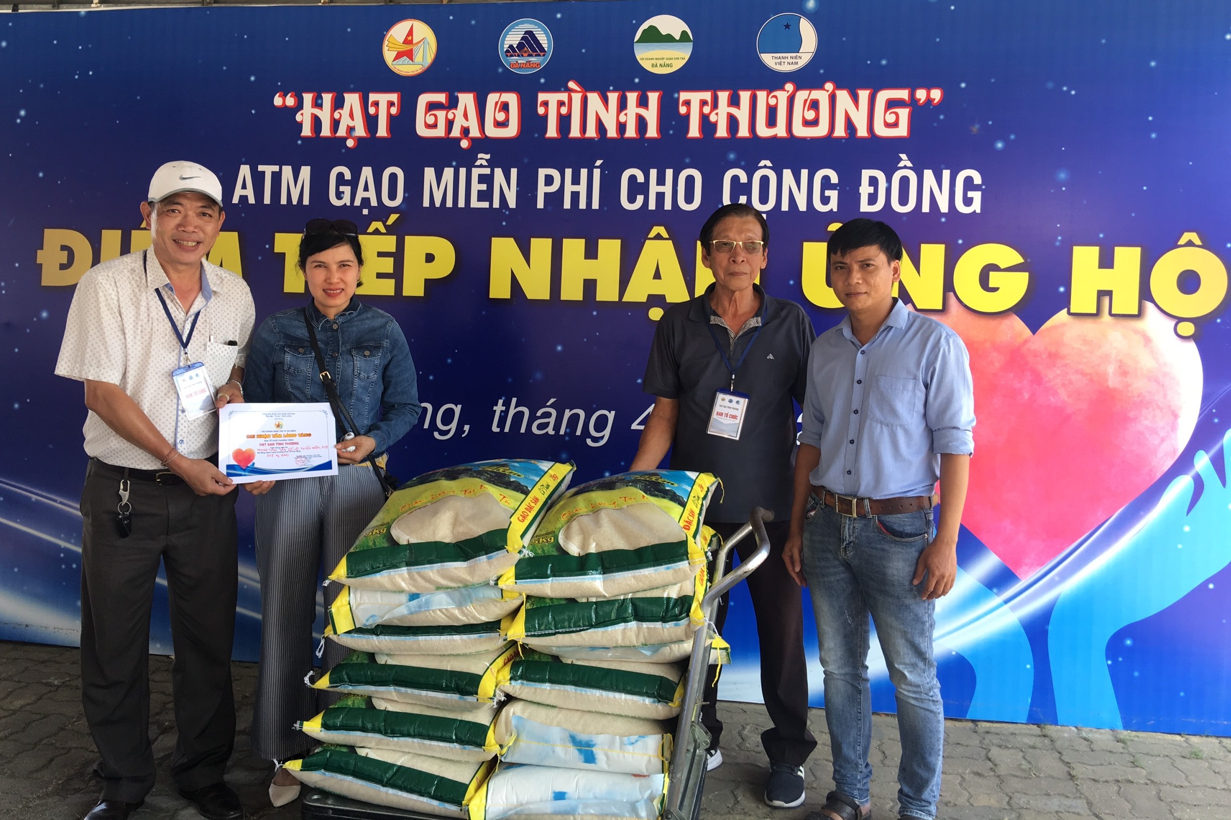 Công đoàn và Đoàn Thanh niên Trung tâm III trao ủng hộ hơn 0,5 tấn gạo cho cây “ATM gạo” miễn phí cho cộng đồng tại đường Trần Hưng Đạo, phường An Hải Bắc, quận Sơn Trà, Đà Nẵng