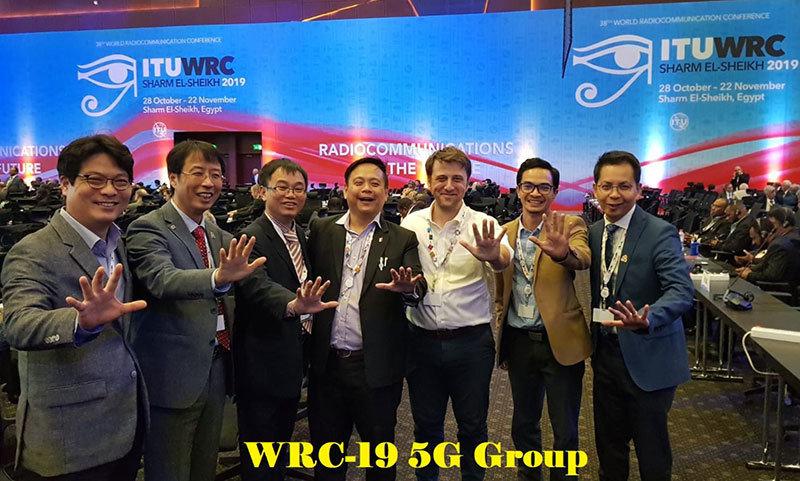 Anh Long (người đứng thứ 3 từ trái sang) chụp cùng nhóm các chuyên gia quy hoạch tần số cho 5G tại Hội nghị Thông tin vô tuyến thế giới (WRC-19) tổ chức tại Ai Cập vào cuối năm 2019.