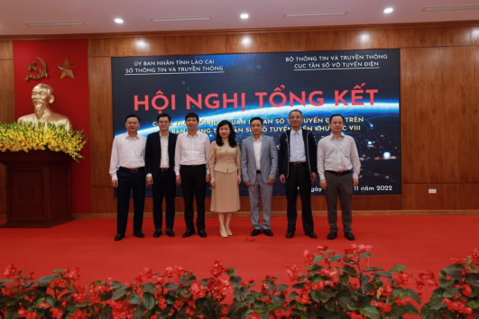 Lãnh đạo Cục, Lãnh đạo Trung tâm VIII và Lãnh đạo các Sở TTTT chụp hình kỷ niệm tại Hội nghị