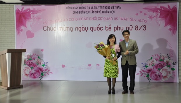 Phó Cục trưởng, Phụ trách Cục Tần số VTĐ Lê Văn Tuấn trao phần thưởng cho đội đạt giải Nhất của Hội thi