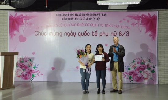 Ông Phạm Minh Giang – Phó Cục trưởng, Chủ tịch CĐ Cục Thông tin đối ngoại trao giải Nhì cho Đội thi CĐ khối cơ quan Cục Tần số VTĐ