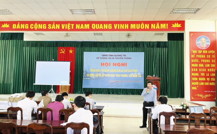 Ông Nguyễn Phú Hà – Phó Giám đốc Trung tâm Tần số VTĐ khu vực III giải đáp thắc mắc của bà con ngư dân tại Hội nghị