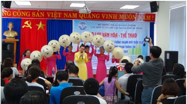 Tiết mục văn nghệ tập thể đạt giải Nhất với bài “Đất nước” của Trường Cao đẳng CNTT Hữu nghị Việt - Hàn đã thực sự chinh phục được Ban Giám khảo và người xem.