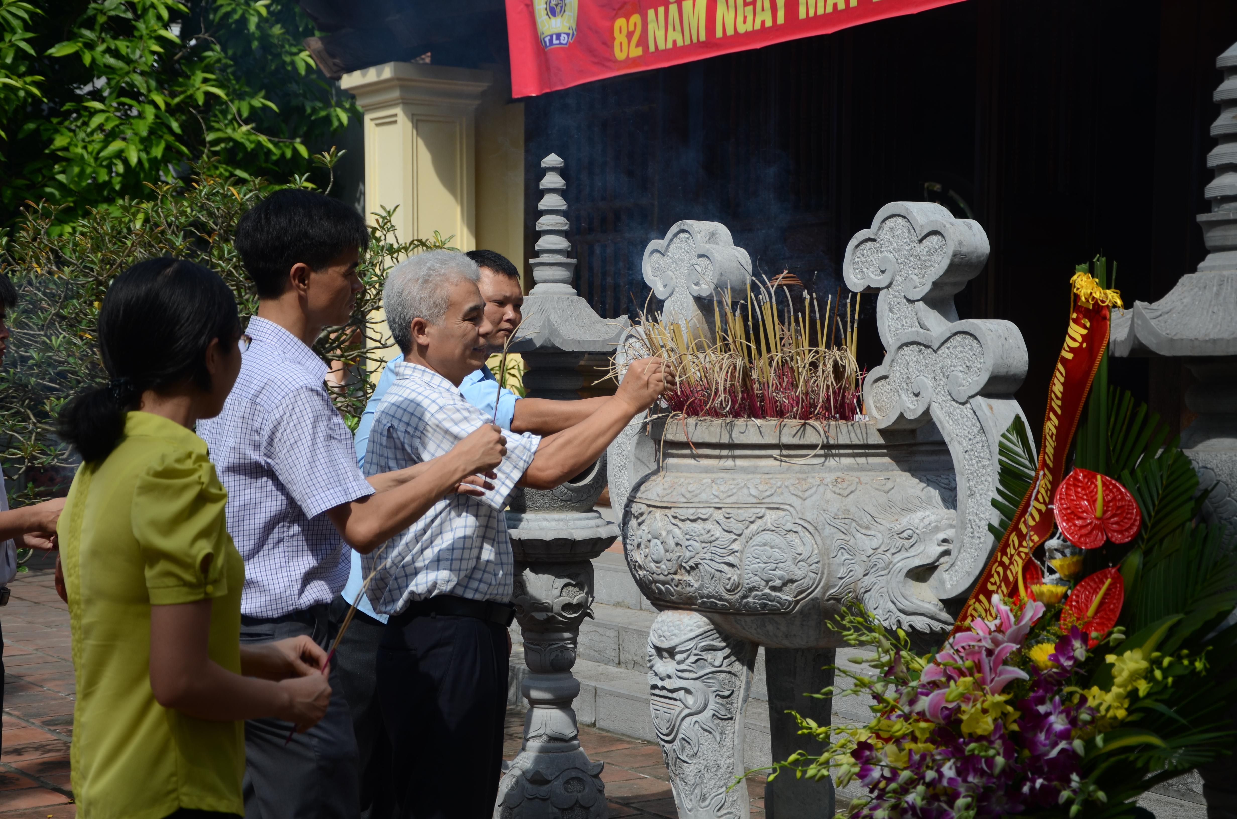  Dâng hương tại Đền thờ Lãnh tụ Nguyễn Đức Cảnh, Liệt sĩ Hồ Ngọc Lân cùng các Anh hùng Liệt sĩ tại xã An Đồng, huyện An Dương, thành phố Hải Phòng