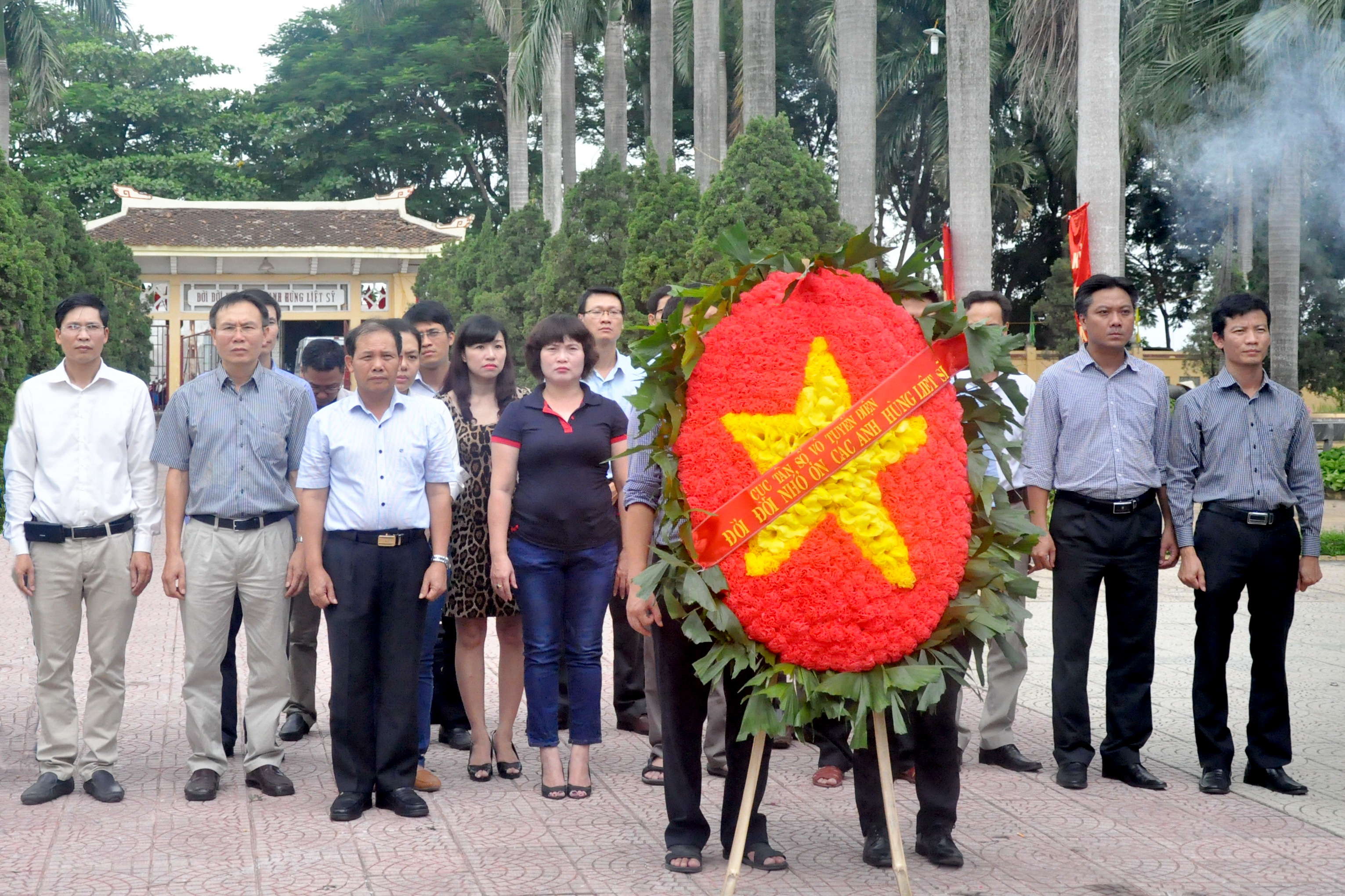 Đoàn CCVC Cục Tần số VTĐ đặt vòng hoa, dâng hương tại Nghĩa trang Liệt sĩ thành phố Hà Nội