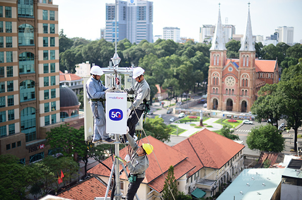 Các nhà mạng đang tích cực triển khai các trạm thu phát sóng 5G để tiến tới việc thử nghiệm thương mại hóa 5G tại TP.HCM trong tháng 12/2020. 