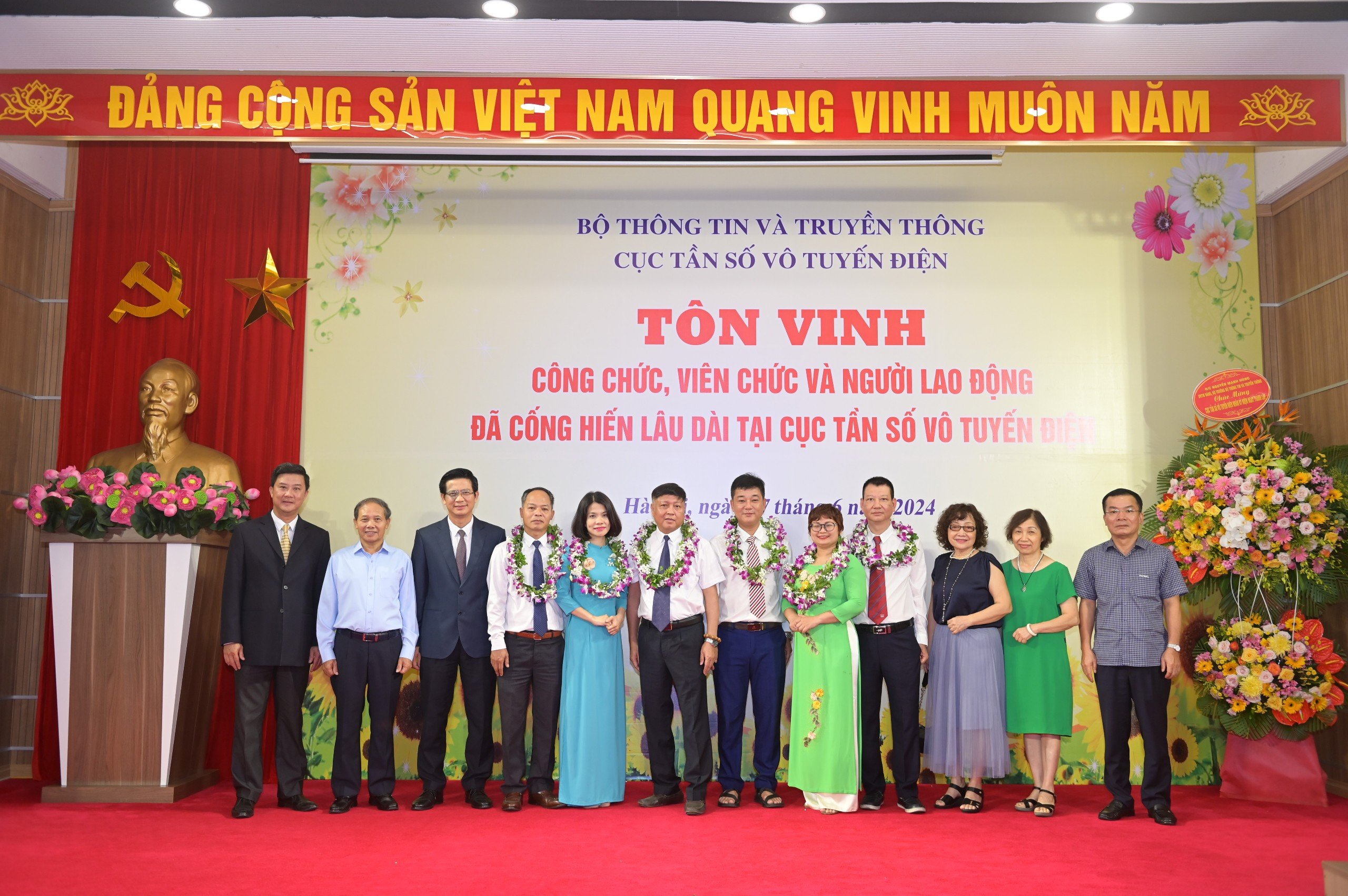 Nguyên Lãnh đạo Cục và các Lãnh đạo Cục đương nhiệm cùng Phó Chủ tịch Công đoàn Cục đương nhiệm chụp hình lưu niệm với các công chức, viên chức, người lao động được tôn vinh