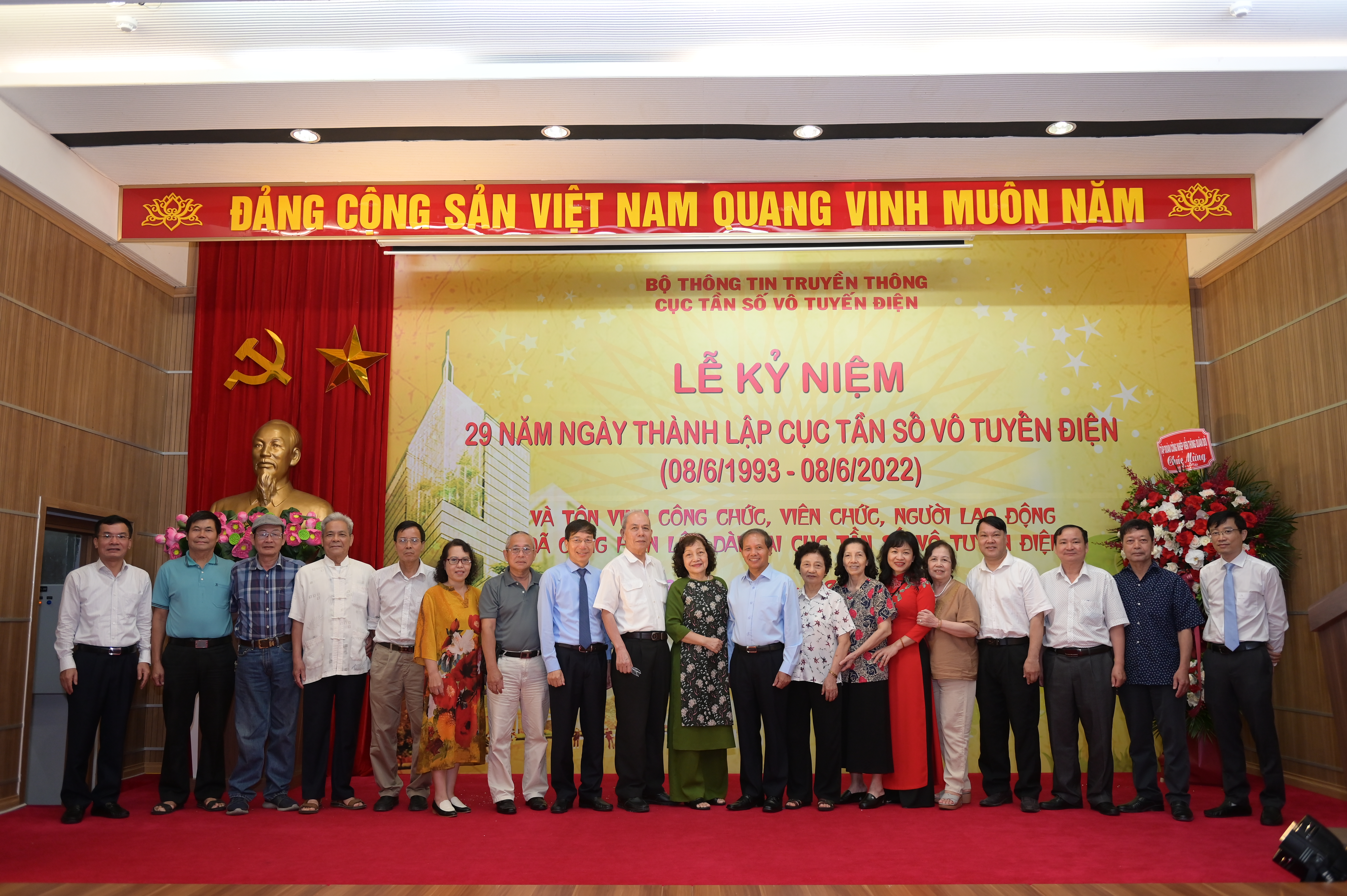 Lãnh đạo Cục Tần số VTĐ chụp hình lưu niệm cùng tập thể các cán bộ  hưu trí của Cục qua các thời kỳ