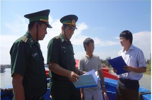 ARFM Officials co-ordinate with Border Defense Forces for investigating and guiding waterway craft owner on procedures applying frequency license (Source: Regional Radio Frequency Center)